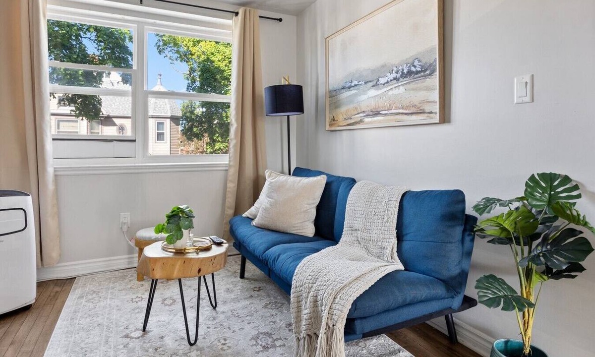 Walkerville Apartment | 3 Bedrooms, 2 Kitchens & 2 Bathrooms—Perfect for Groups