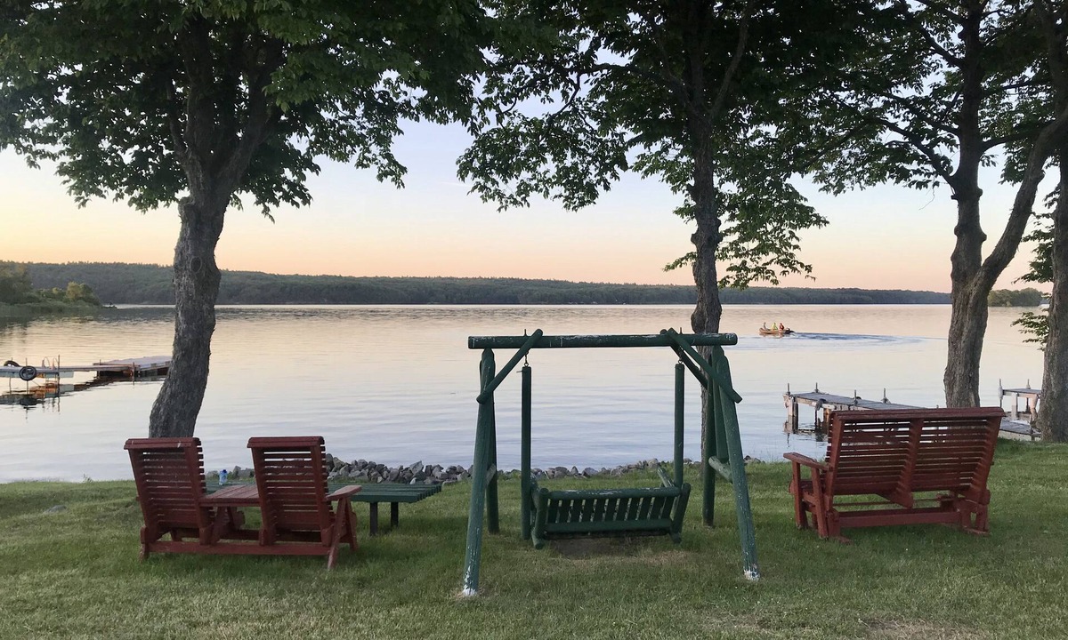 Rideau Lakes Cabin | 3 bedrooms Cozy Cabin on Westport Ontario, Family and pet friendly !