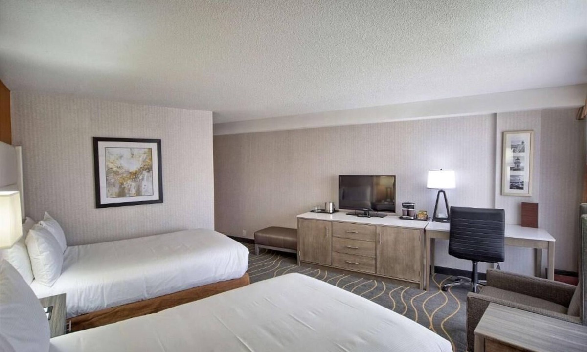 South Portland Hotel | 3 Units| Portland Retreat Minutes From Jetport, Shopping & Waterfront Dining