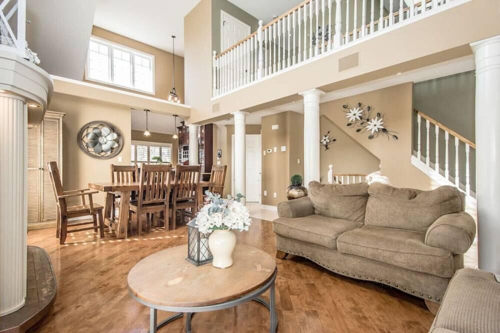Guelph House | 3bd McArthur · Executive 2500 sqft Bungaloft w/ Fp