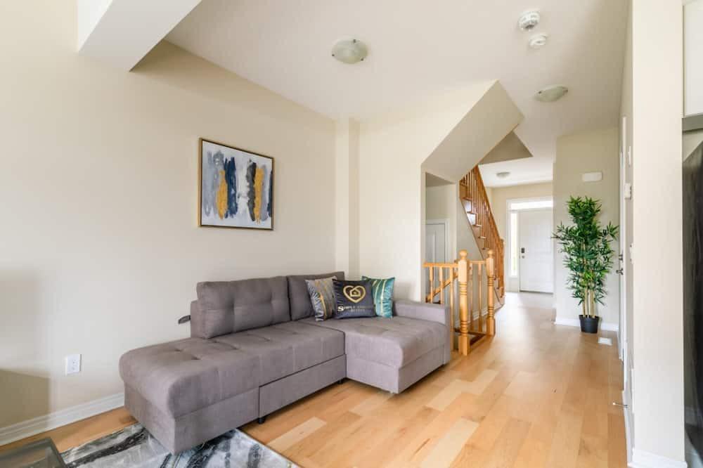 Stoney Creek House | 3BR 2.5BA Townhome 1 min to the Beach. BBQ.Parking