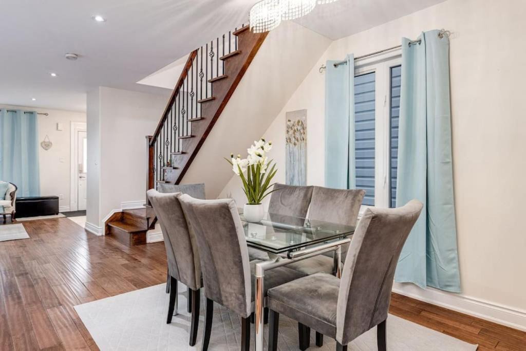 Woodbine Heights House | 3BR Casa close to Woodbine Beach with deck area and WFH