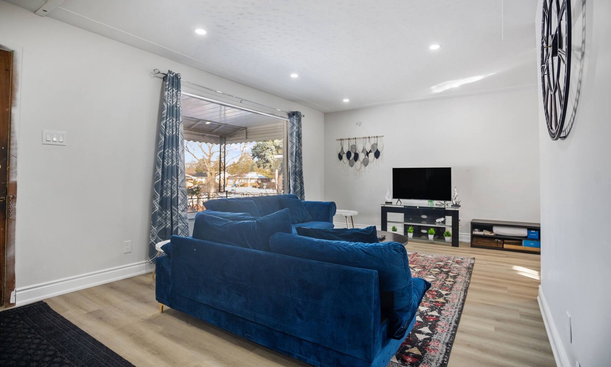 London House | 3BR main floor, 5 minutes to Victoria Hospital