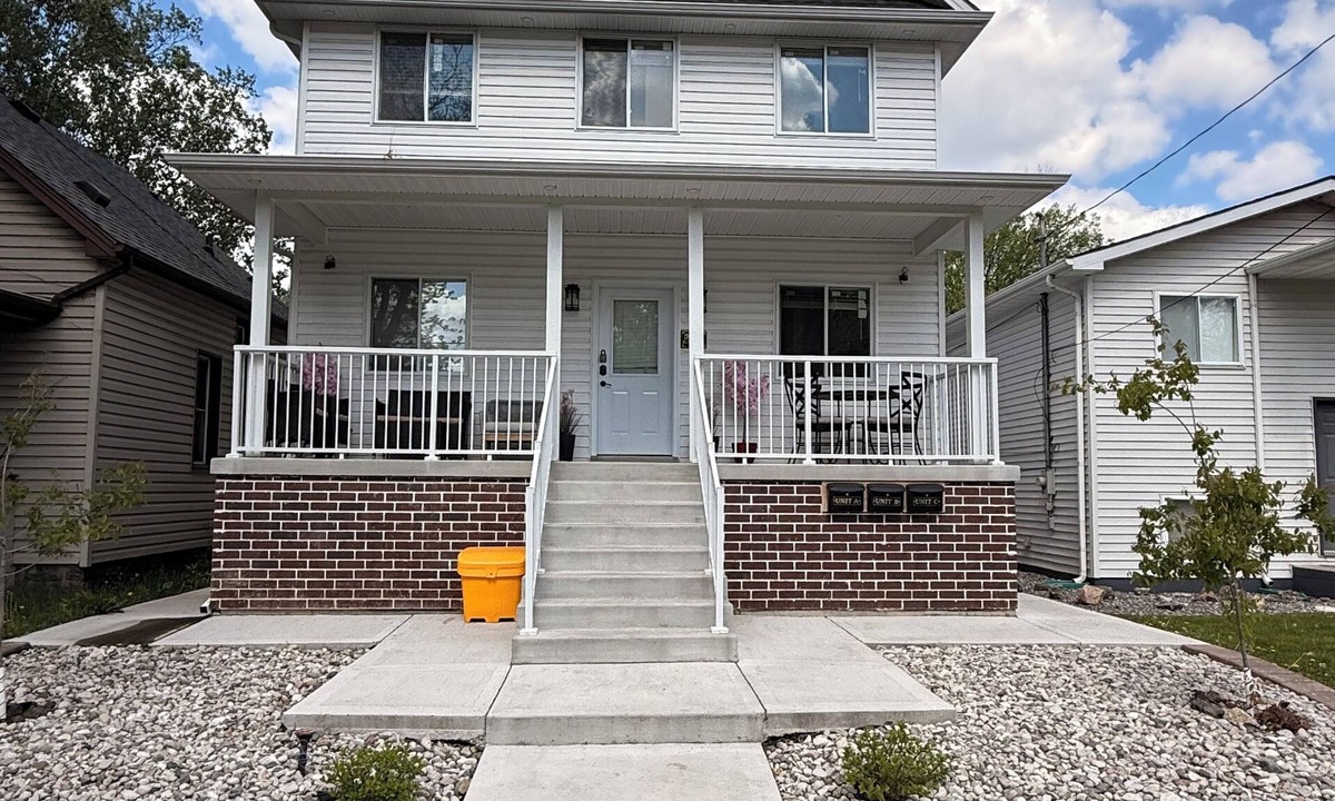 Sandwich Towne House | 3BR Modern New Home By the Ambassador Bridge & Gordie Howe International Bridge.
