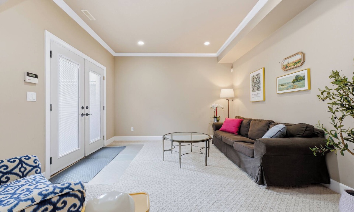Surrey House | 3BR Suite near White Rock Beach Pool & BBQ