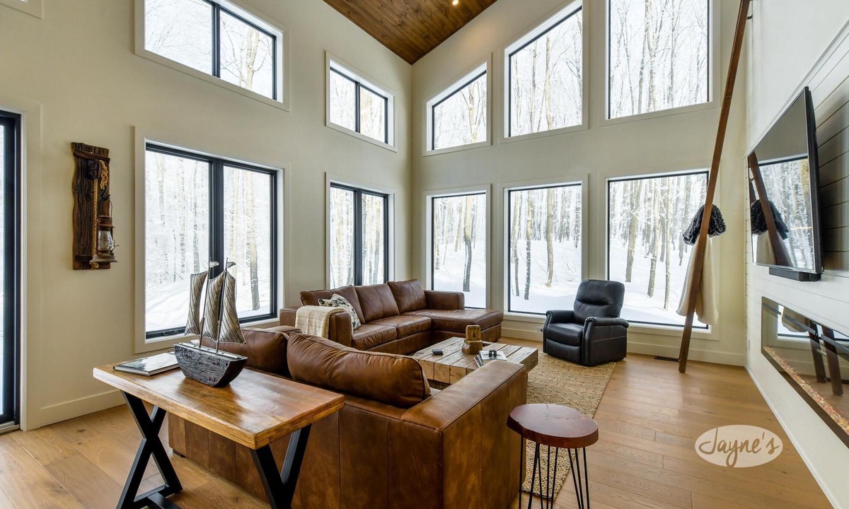 Glen Huron Ski Chalet | 4 bed 3 bath home Minutes to Blue Mountain! 25 acres! Privacy!