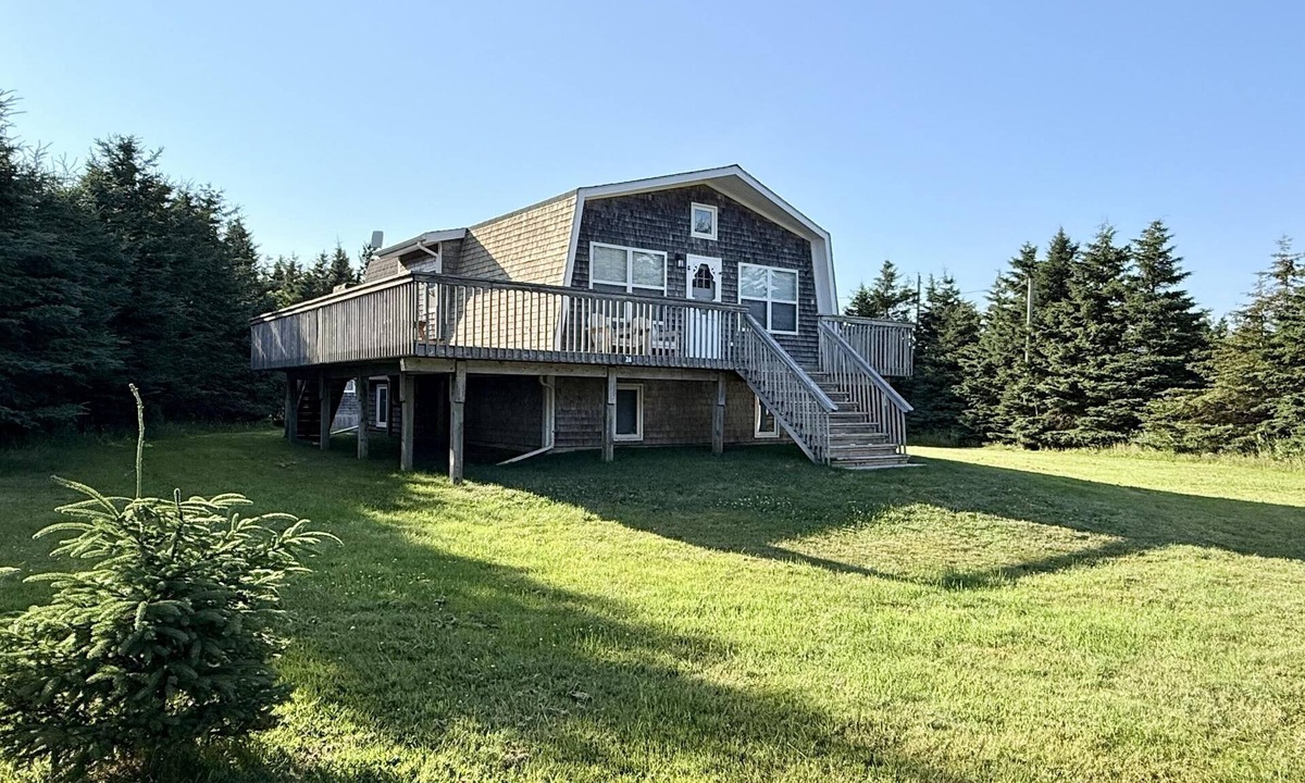 Darnley Cottage | 4 bed plus bunkie, sleeps 10 at the BEACH!