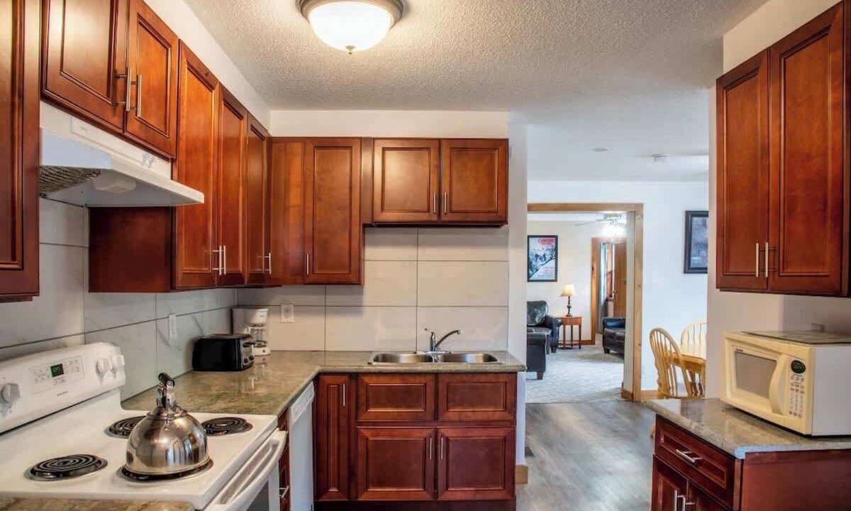 Collingwood Apartment | 4-Bedroom Apartment at Blue Mountain · Walk to Village · Private Beach Access