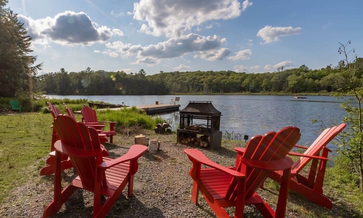 Bracebridge Cottage | 4 Season Lakefront cottage at Muskoka. Amazing for swimming, boating & fishing!