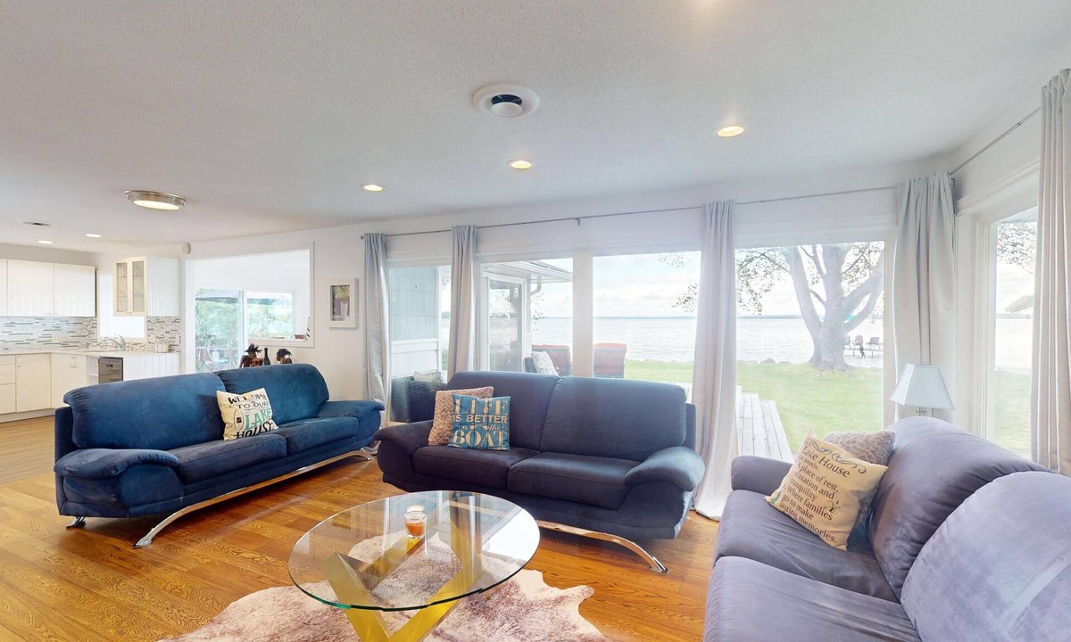 Virginia Cottage | 4 Seasons Lake Front Cottage with direct access to Lake Simcoe. 50 mins to T.O.