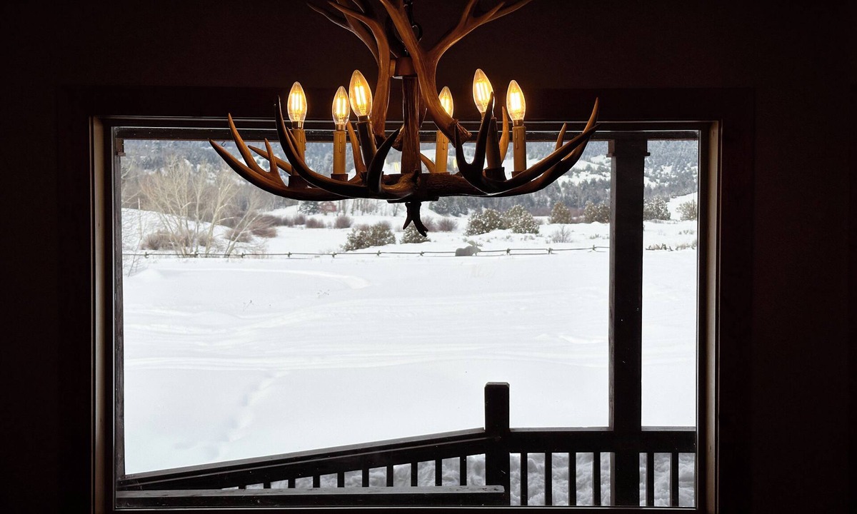 Ashton Cabin | 40 min from YNP! 18 Beds! New Bedding! Lots of parking! Sleeps 30+