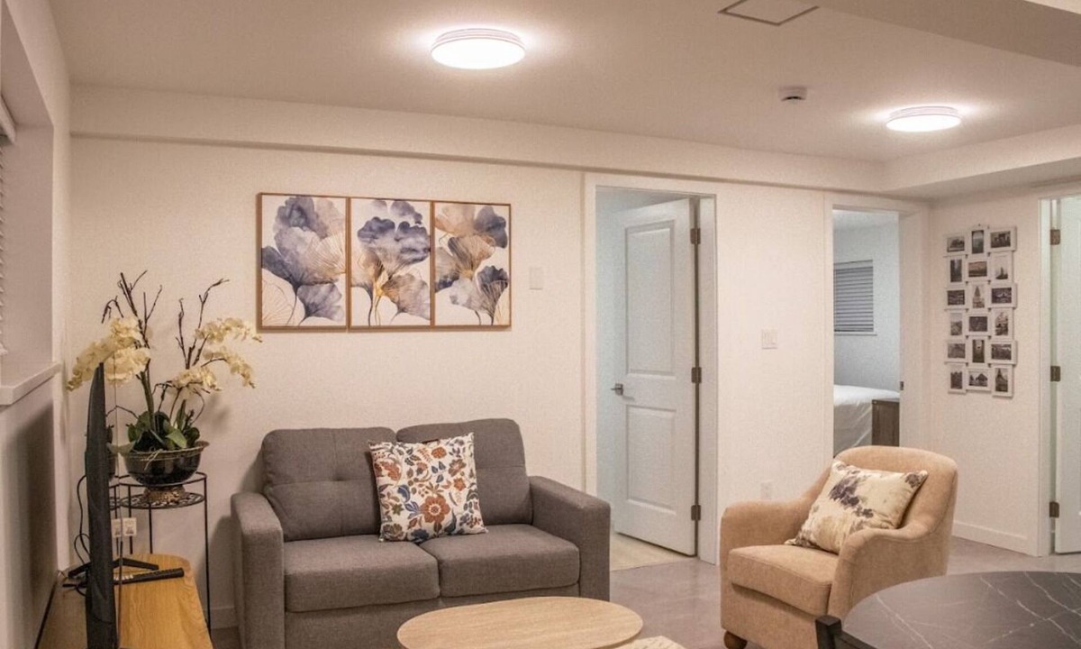 Knight House | 4615 Inverness Street Vancouver King And Queen 2 Bedrooms Suite Private Entry