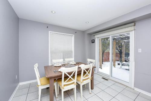 Meadowvale Village House | 4BR 4BA Home in Mississauga, Sleeps 10, 10 mins to Toronto International Airport