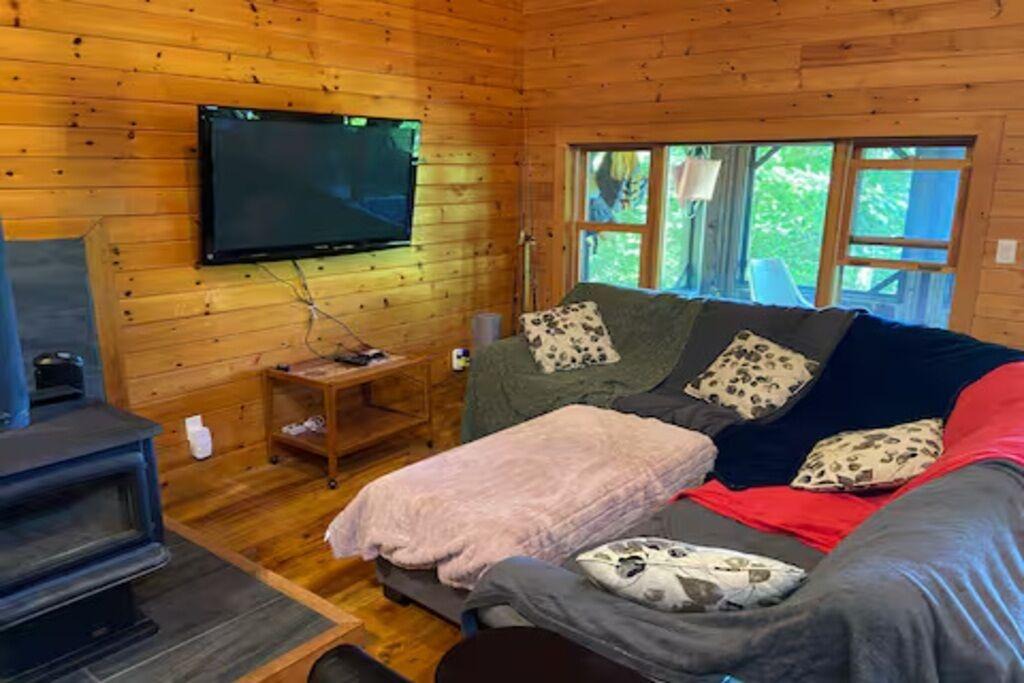 Central Frontenac Cottage | 5 bedroom Pine Cottage on Sharbot Lake - Sleeps 12