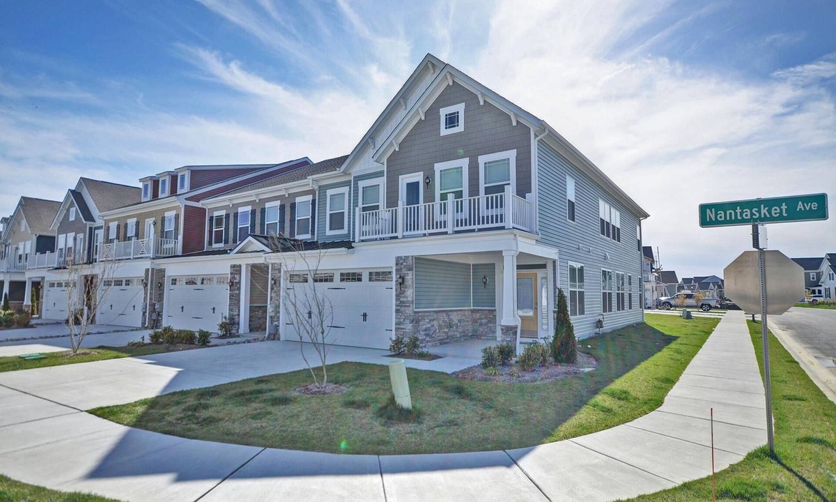 Ocean View House | 5 Bedroom townhome end unit in Ocean View Beach Club community! Pool, Fitness center, Beach Town, Sauna, and Weekend Shuttle!