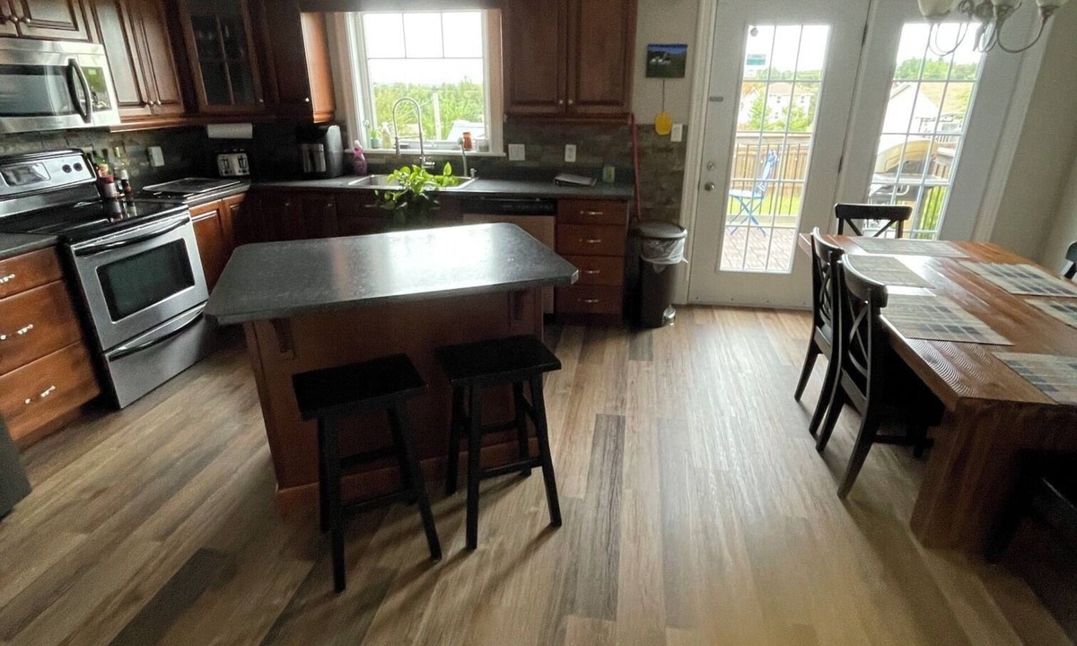 Stratford House | 5 Bedroom unit with heated Hot tub and pool (May 21 to Sept 30)