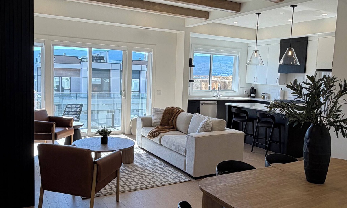Central Okanagan House | 5 minutes to downtown Kelowna! Roof top patio with views of Okanagan Lake.