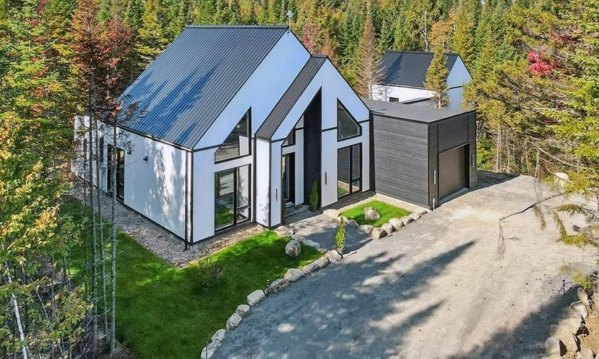 Notre-Dame-de-la-Merci Ski Chalet | 5BR/5BA Forest Chalet | Hot Tub, Sauna | 4 Ensuite Baths | Sleeps 12