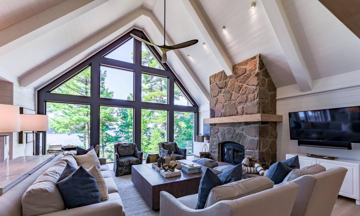 Bracebridge Villa | 6 bdrm, 5 bath Luxury Cottage, Boathouse, Lake Muskoka, All day sun!