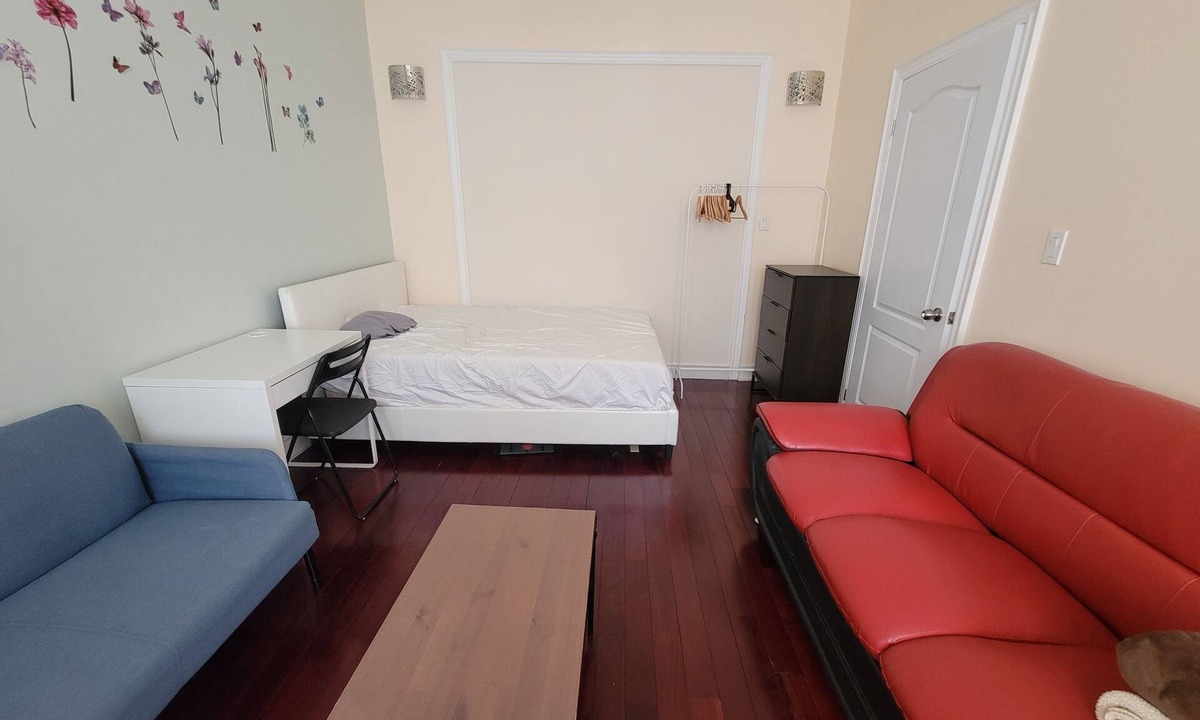 Dovercourt Park House | 6bed 3 bath house in downtown Step to Grocery Store Public Transit Park