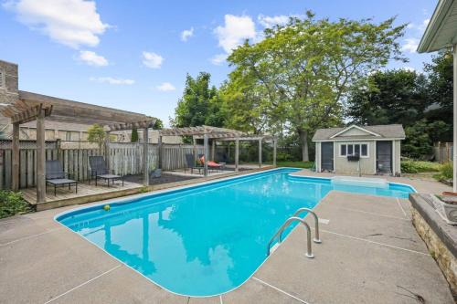 Cobourg House | 6BR house with Pool, BBQ & Firepit. Mins to Beach and Downtown