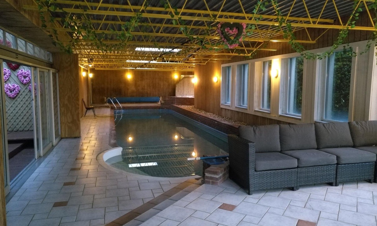 King House | 8200Sq. Ft. 3 acre vacation home w indoor pool 15 minutes to Canada` Wonderland