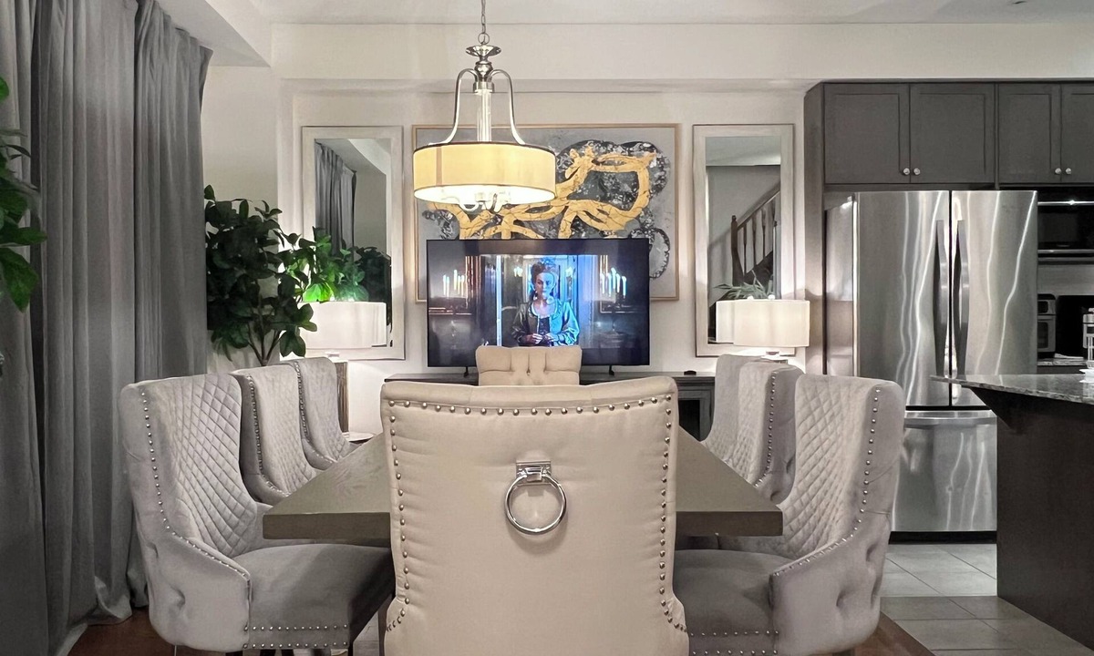 Vaughan House | 9 Beds - Kleinburg Crown Town Residences