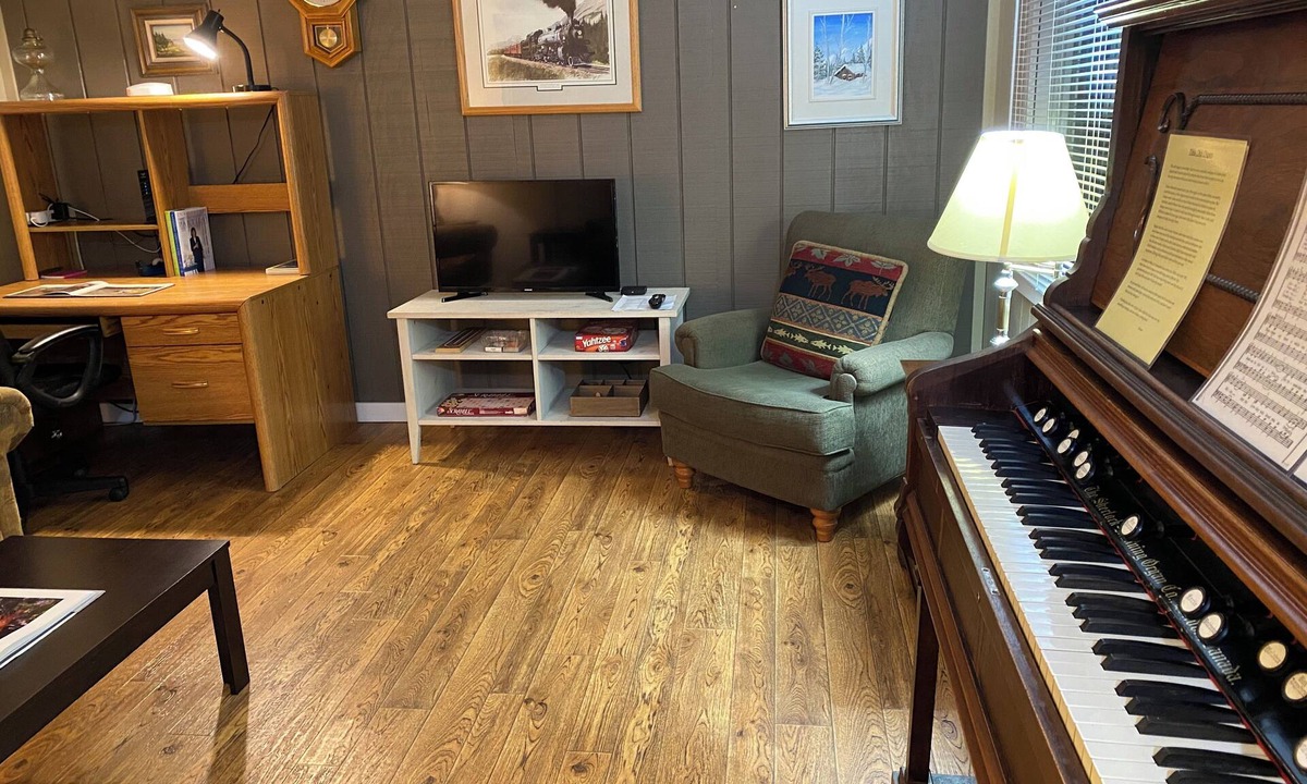 Golden House | 900 sq. ft. mobile home close to Golden, B.C., close to national parks, ski hill