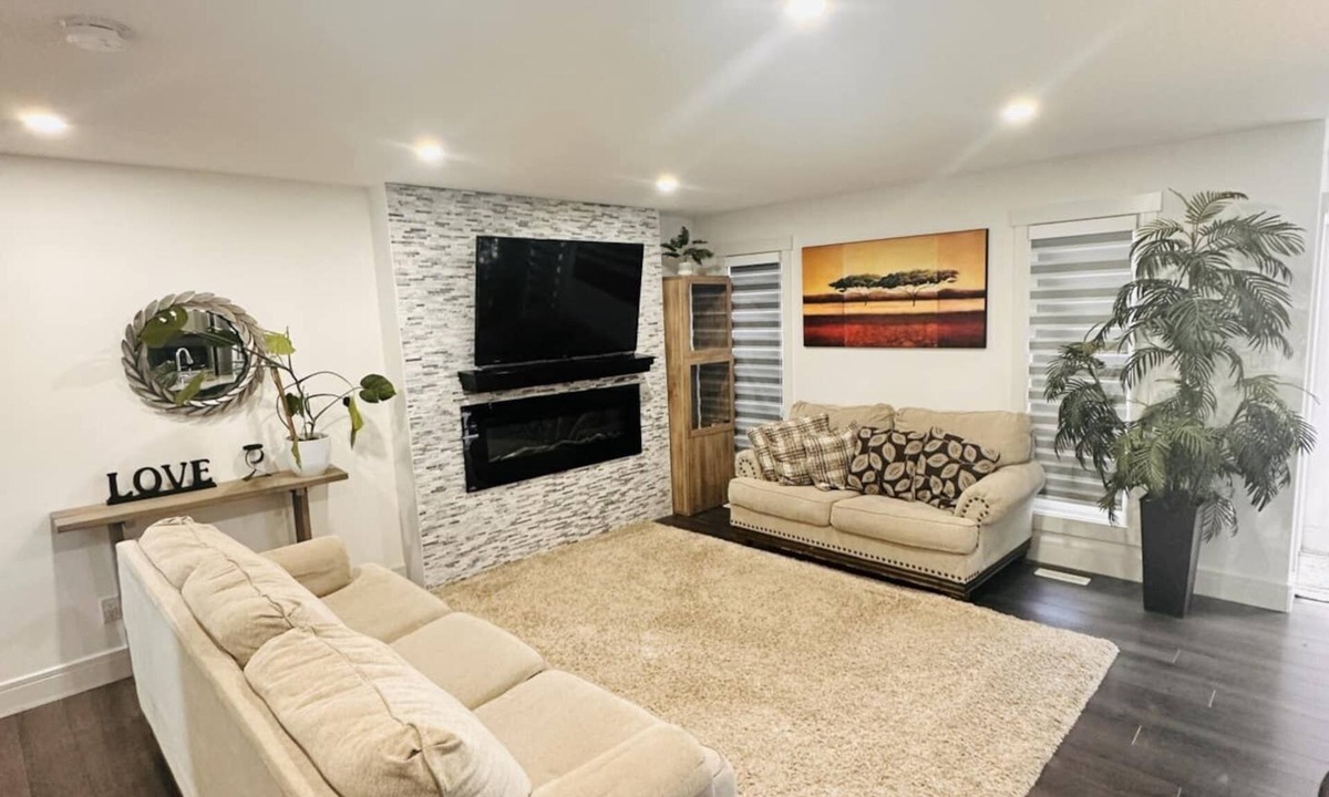 Southeast Edmonton House | A/C, Fenced backyard , BBQ grill, pets welcome