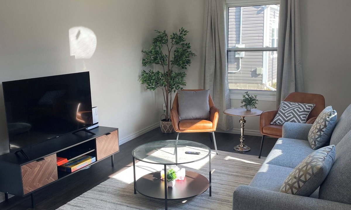 Brantford House | A cozy 3 bedroom house is ideal for your family and pets.