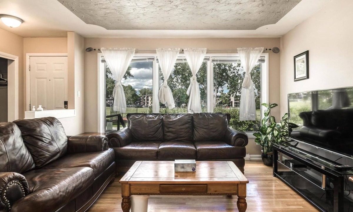 Southwest Calgary House | A@Home Ganzes Haus bei Chinook Mall, für 9 Personen by Interhome