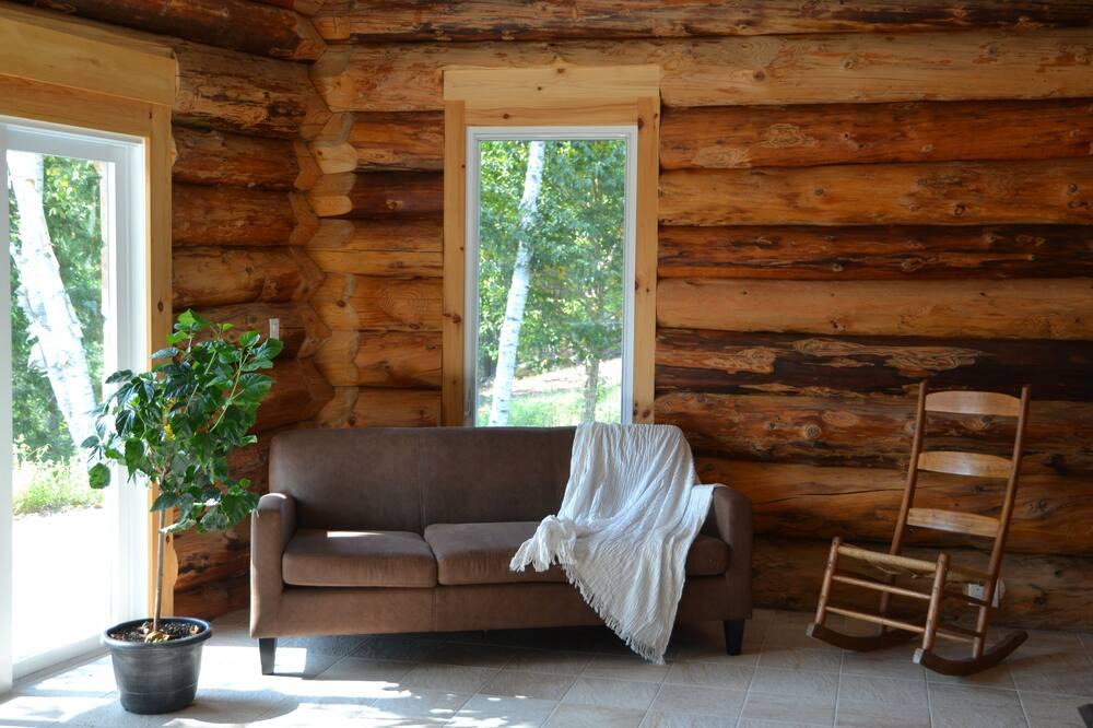 Lac-Saint-Paul Ski Chalet | A log home with a meadow roof! On the edge of a beautiful lake !