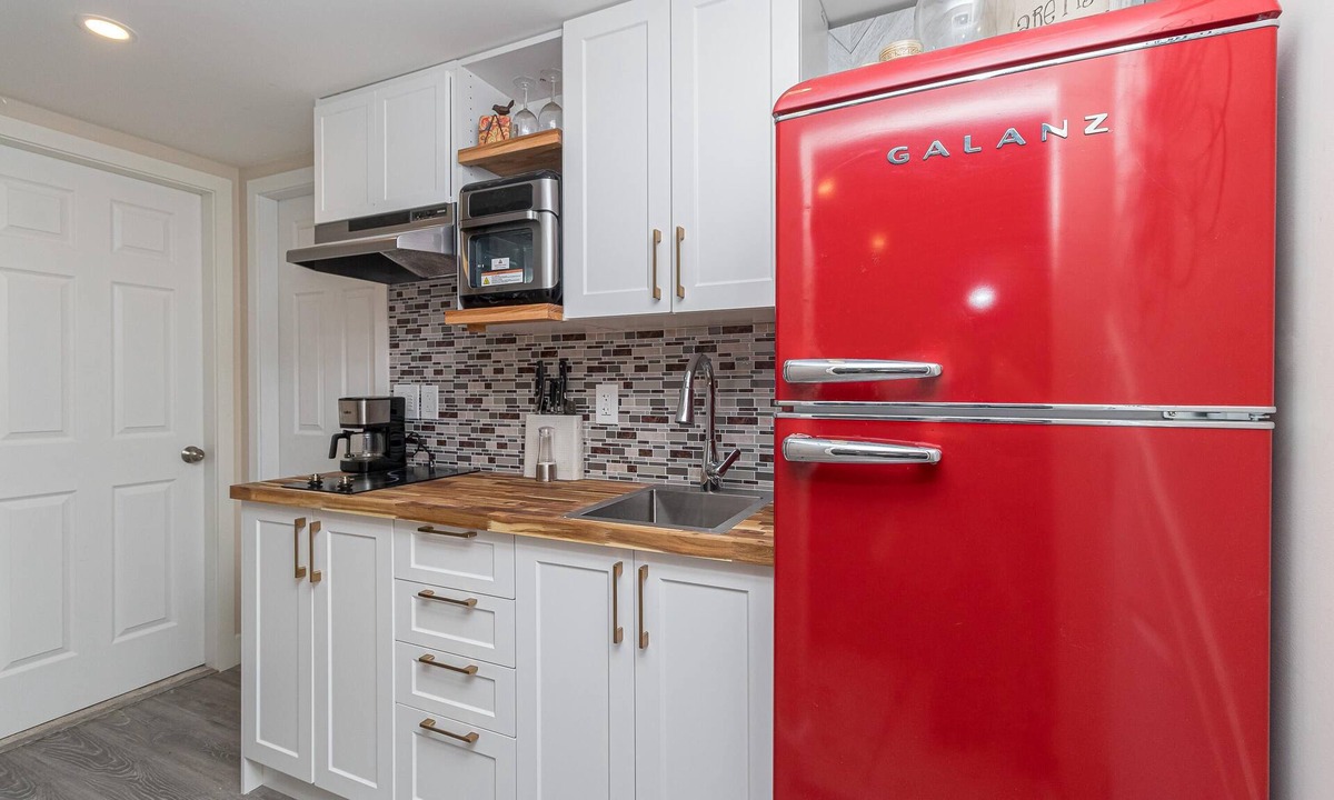 Saanich East House | A Modern 2BR Sanctuary on the Galloping Goose Trail