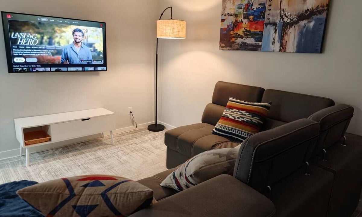 Leduc House | A Modern Spacious 2BR Private Suite | Near Airport