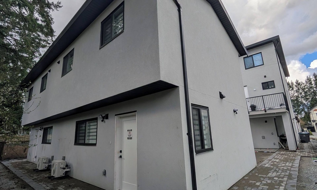 Surrey House | A relaxing & quiet 2 storey retreat!