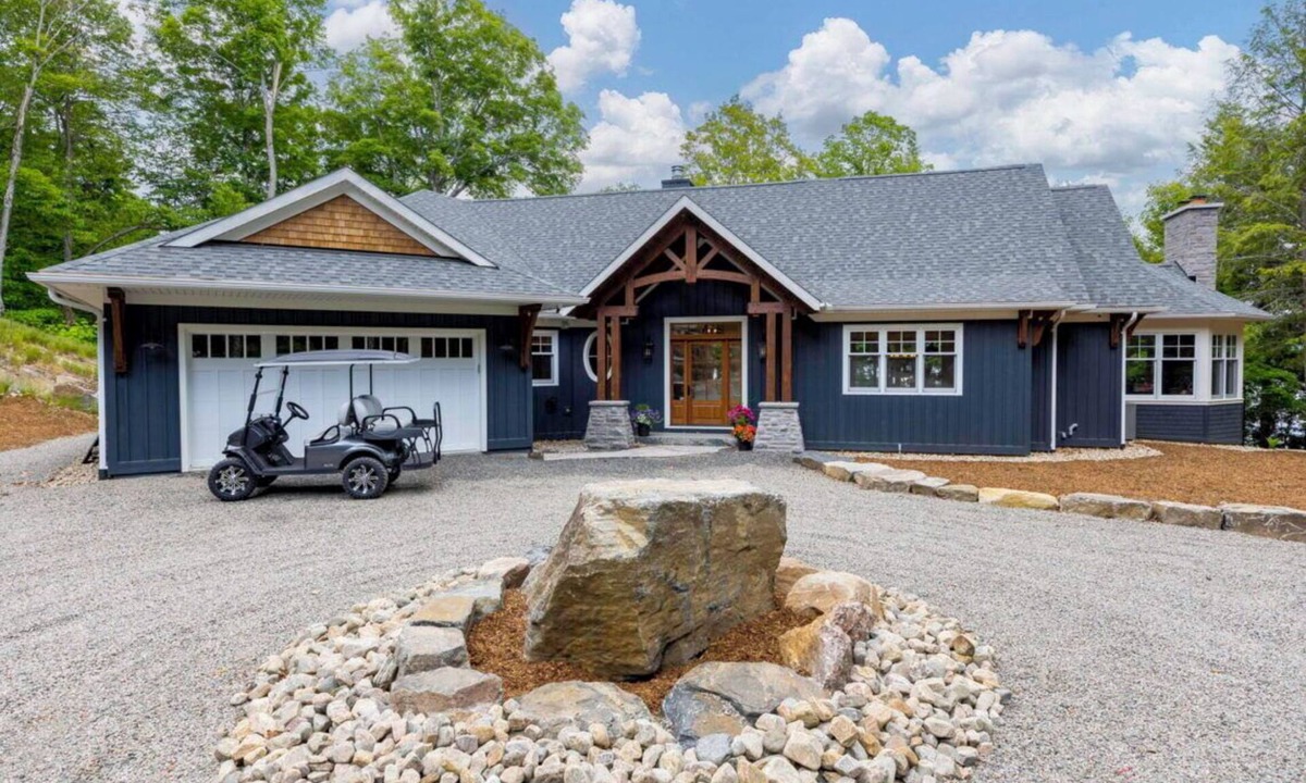 Baysville Cottage | A worthwhile alternataive to Europe. Muskoka. Bigwin Island