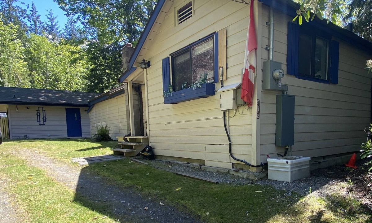 Irvines Landing Cottage | Across the street from the lake