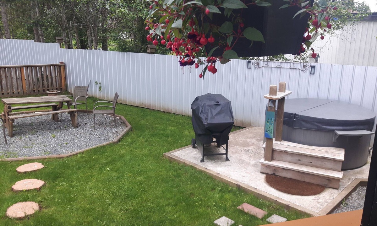 Regional District of Nanaimo House | Adorable cottage retreat. Unwind in the private hot tub, enjoy a BBQ, and 🔥 pit