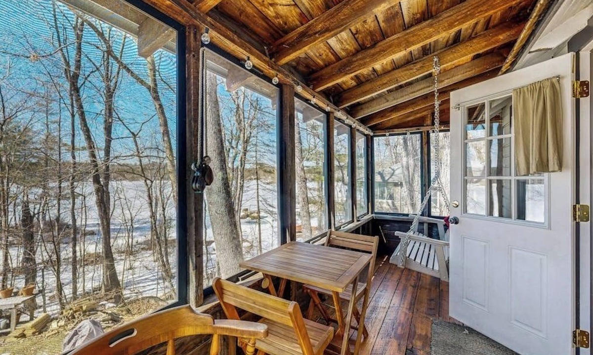 Gray Apartment | Adorable waterfront gem with 2 kayaks, high-speed WiFi, full kitchen & dock
