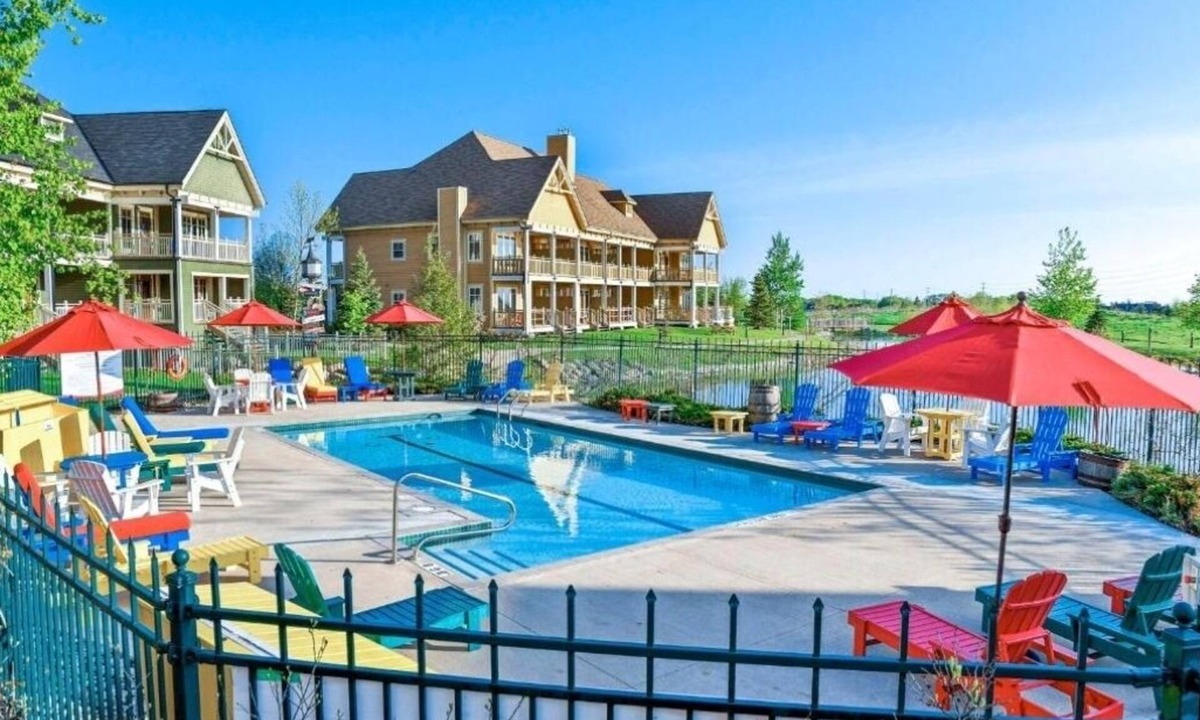 The Blue Mountains Hotel | Adventure-Ready Stay Near Slopes, Trails & Village Dining l Family-friendly Room