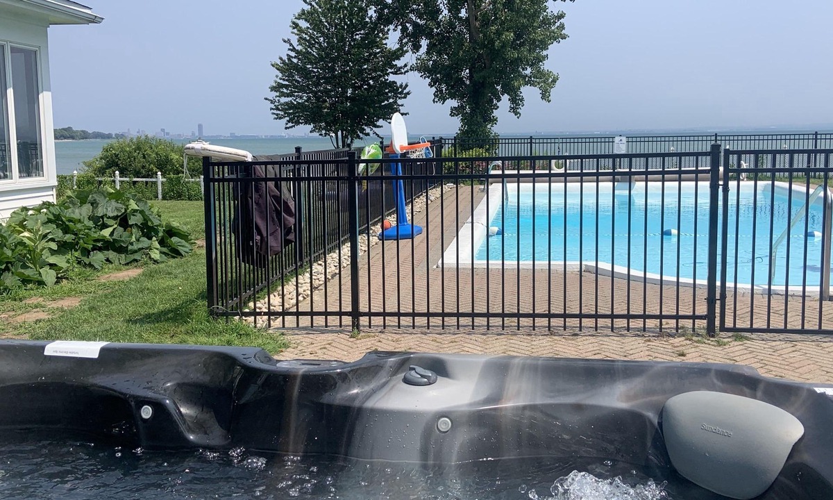 Fort Erie Cottage | All Season Large lux on Water Amazing Skyline - hot tub, pool and beach