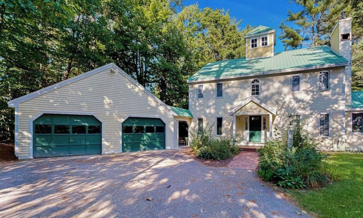 Birch Hill House | All Seasons Mountain Retreat: Centrally located for hiking, skiing & shopping