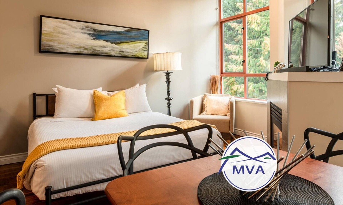 Village North Apartment | Alpenglow Lodge Large Studio by MVA