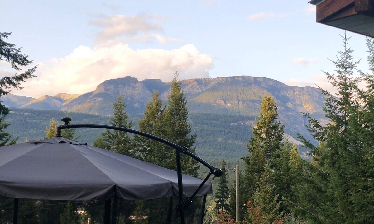 Golden Bed & Breakfast | Alpine Meadows Lodge - Queen Room