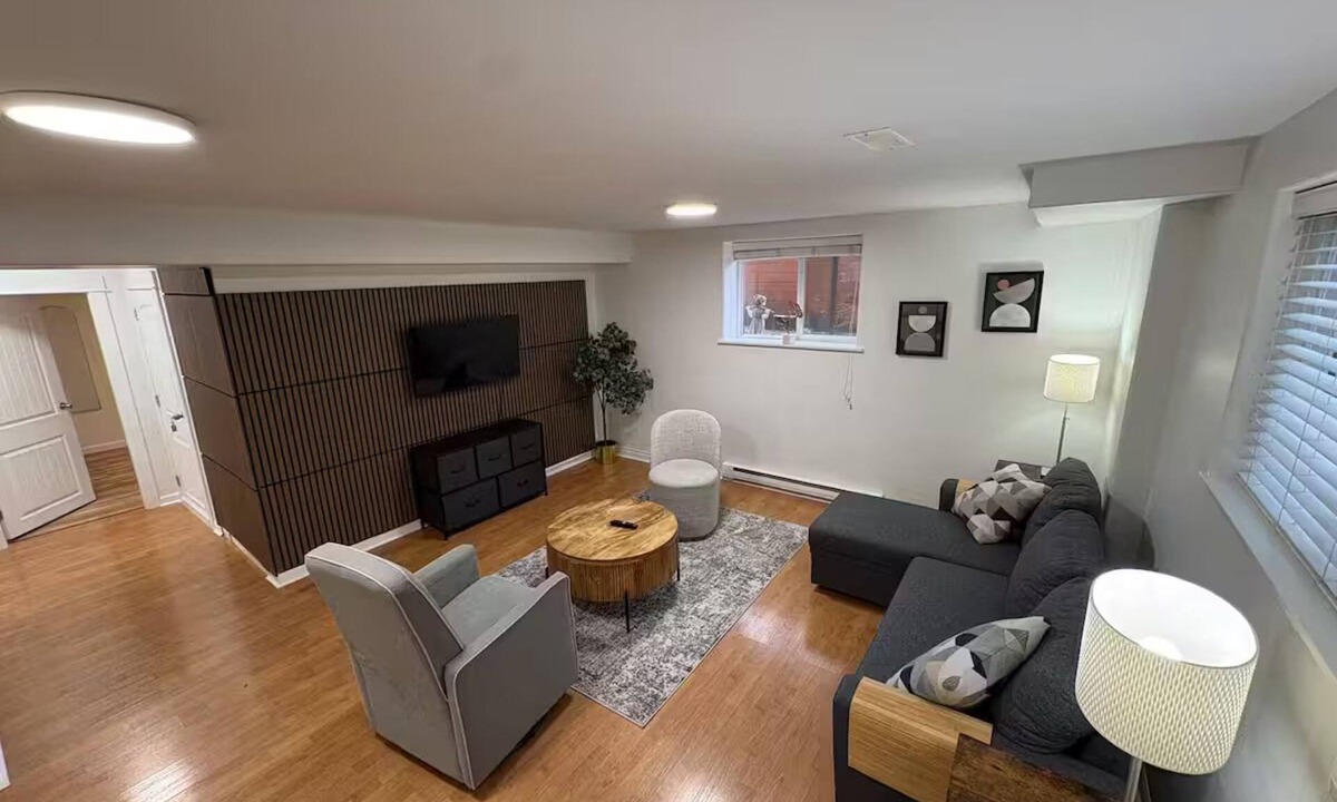 Southwest Gordon Estate House | Amazing 2BR Basement Suite