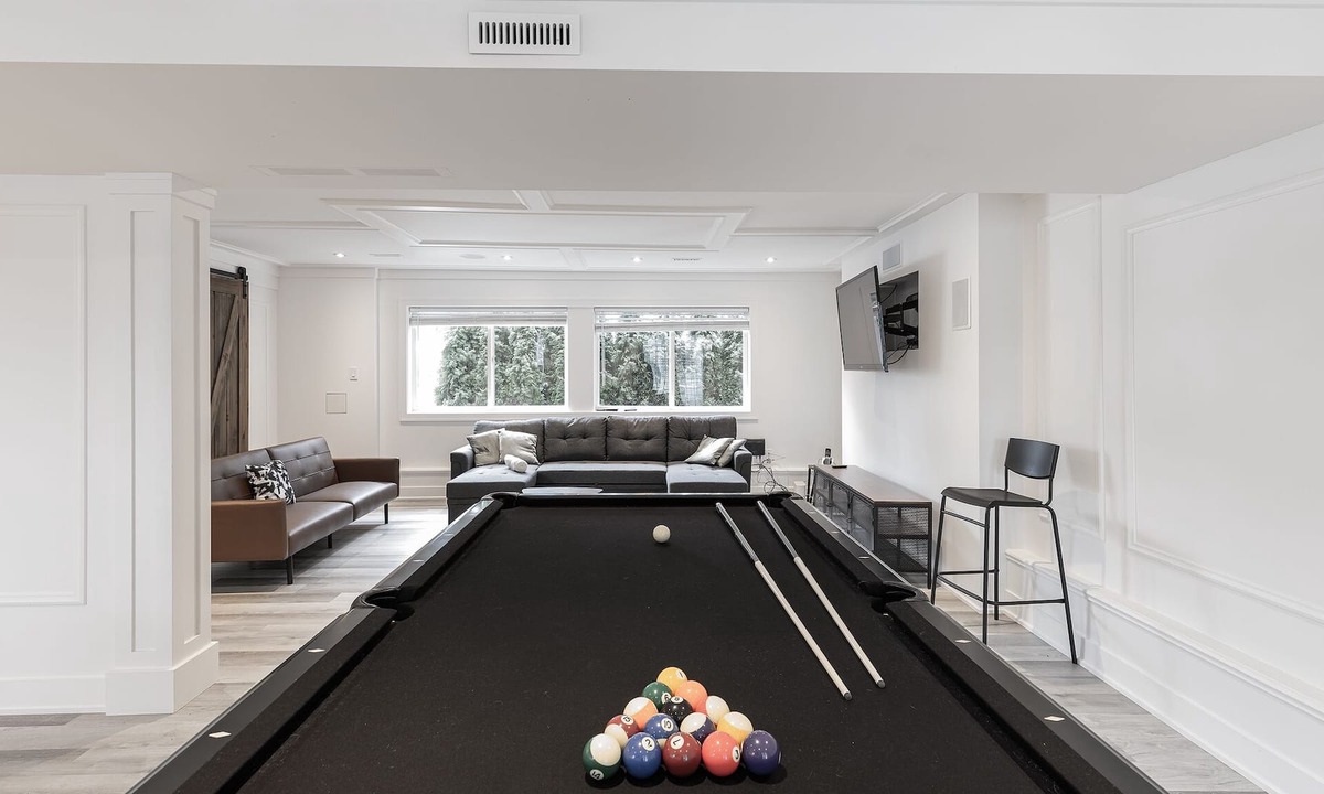 Squamish House | Amazing Estate - w/ pool table & hot tub