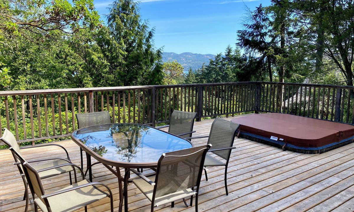 Juan de Fuca Electoral Area House | Andover Cottage: Comfortable family home with hot tub