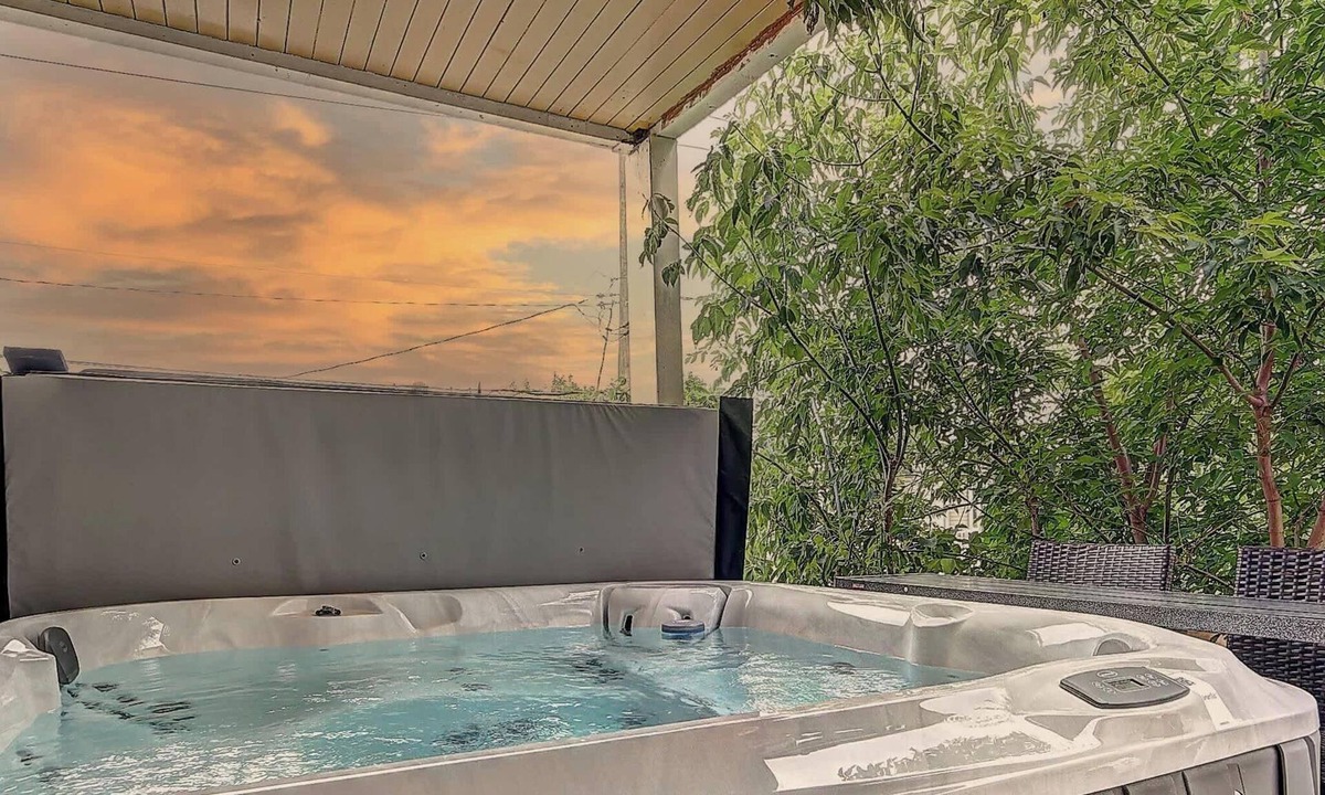Quartier 5-4 Apartment | Antique CAT 2 King Bed Hot Tub Free Parking