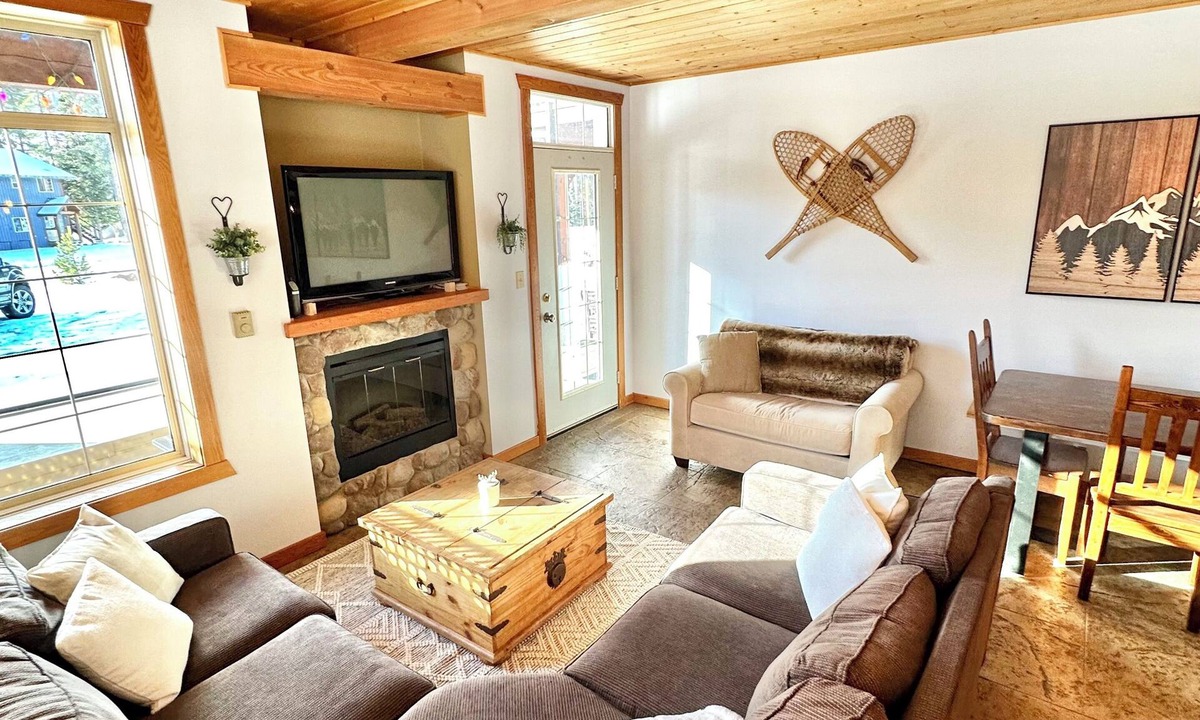 Okanagan-Similkameen House | Apex Mountain: Private Hot Tub near Village & Skating Loop with mountain views