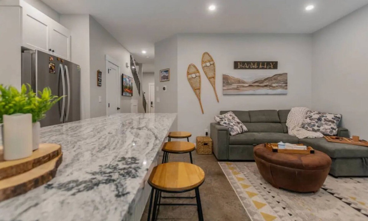 Okanagan-Similkameen House | Apex Slopeside Escape ~ Ski in/out with Hot tub